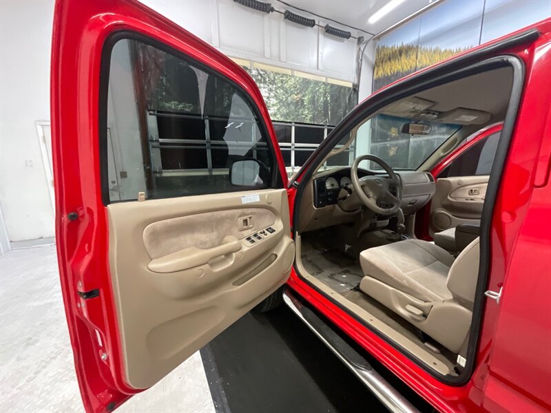 2004 Toyota Tacoma V6 SR5 TRD OFF ROAD / 4X4 / 3.4L V6 / 65,000 MILES  / LOCAL TRUCK / RUST FREE / REAR DIFF LOCKS / SHARP & SUPER CLEAN !! - Photo 11 - Gladstone, OR 97027