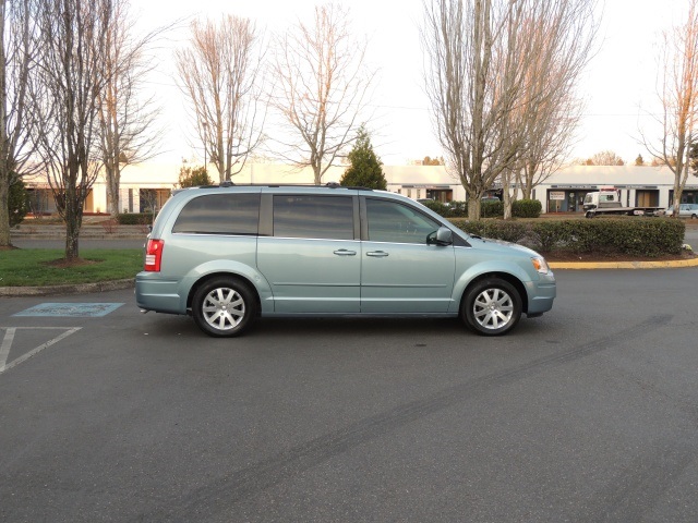 2008 Chrysler Town & Country Touring Limited STOW & GO   - Photo 4 - Portland, OR 97217