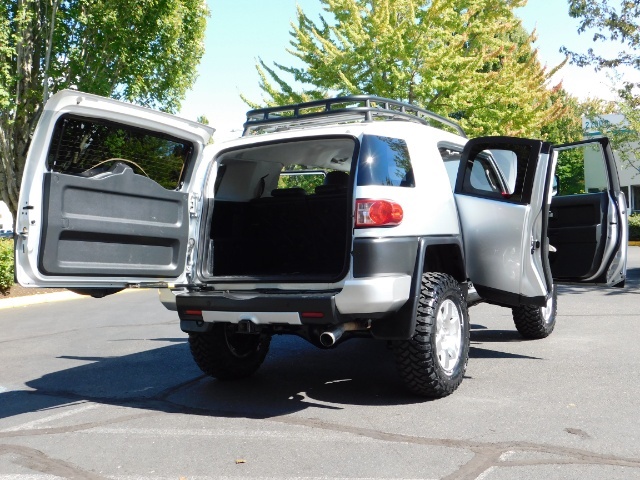 2007 Toyota FJ Cruiser 4dr SUV / 4X4 / LIFTED / NEW 33 "  MUD TIRES   - Photo 27 - Portland, OR 97217