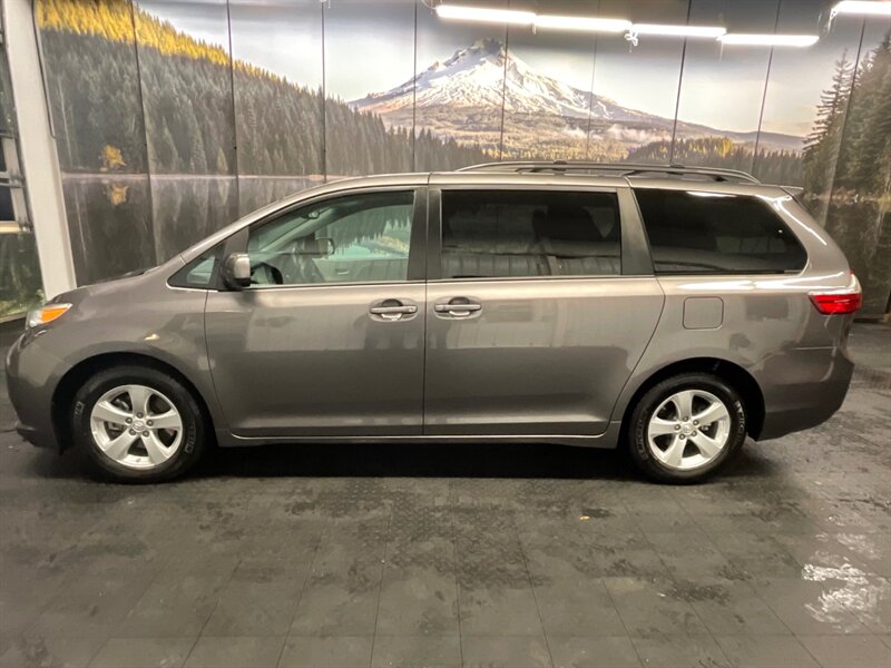 2017 Toyota Sienna LE 8-Passenger / 1-OWNER LOCAL / 14,000 MILES  Backup Camera / LIKE NEW / 8-Passenger - Photo 3 - Gladstone, OR 97027