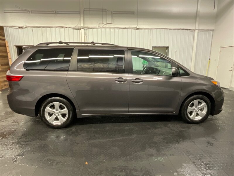 2017 Toyota Sienna LE 8-Passenger / 1-OWNER LOCAL / 14,000 MILES  Backup Camera / LIKE NEW / 8-Passenger - Photo 4 - Gladstone, OR 97027