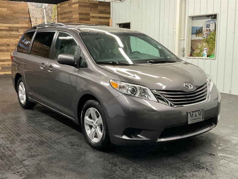 2017 Toyota Sienna LE 8-Passenger / 1-OWNER LOCAL / 14,000 MILES  Backup Camera / LIKE NEW / 8-Passenger - Photo 2 - Gladstone, OR 97027