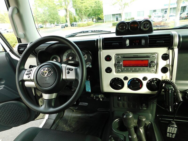 2014 Toyota FJ Cruiser Sport Utility 4X4 / 1-OWNER / CRAWL CONTROL/ LIFTE   - Photo 17 - Portland, OR 97217