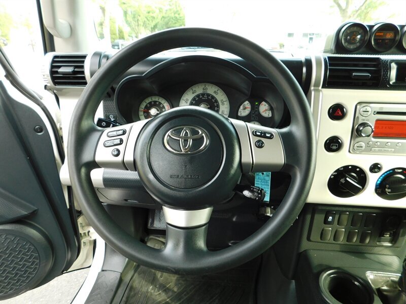 2014 Toyota FJ Cruiser Sport Utility 4X4 / 1-OWNER / CRAWL CONTROL/ LIFTE   - Photo 34 - Portland, OR 97217