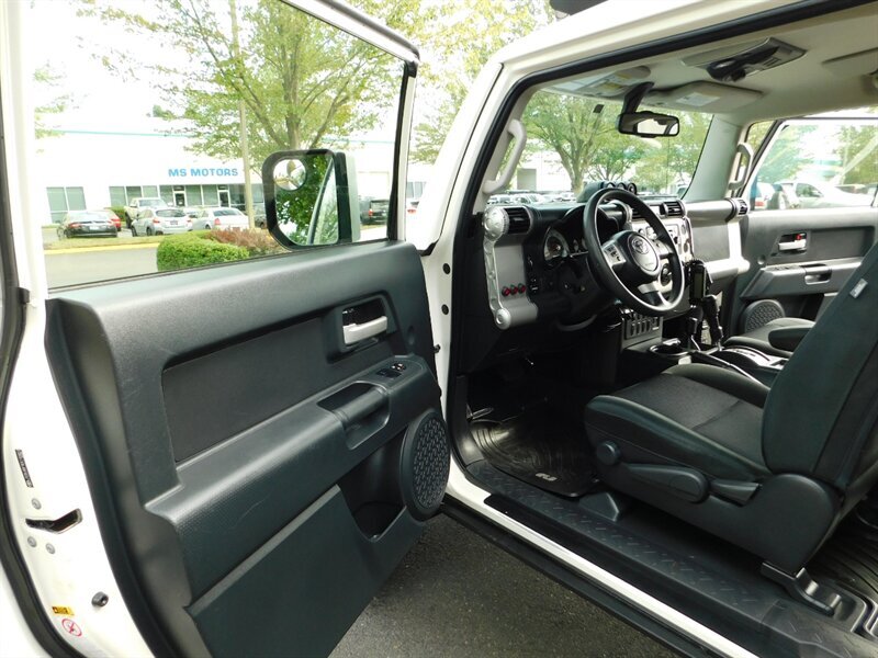 2014 Toyota FJ Cruiser Sport Utility 4X4 / 1-OWNER / CRAWL CONTROL/ LIFTE   - Photo 12 - Portland, OR 97217