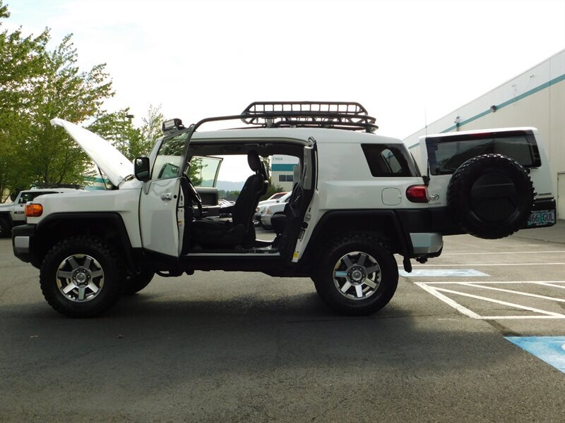 2014 Toyota FJ Cruiser Sport Utility 4X4 / 1-OWNER / CRAWL CONTROL/ LIFTE   - Photo 24 - Portland, OR 97217