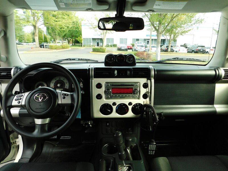 2014 Toyota FJ Cruiser Sport Utility 4X4 / 1-OWNER / CRAWL CONTROL/ LIFTE   - Photo 33 - Portland, OR 97217