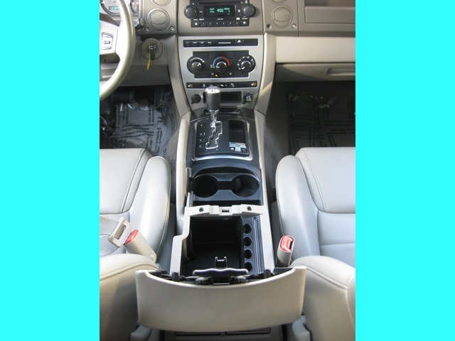 2006 Jeep Commander Sport/4WD/Leather/Moonroof/3RD Seat   - Photo 38 - Portland, OR 97217