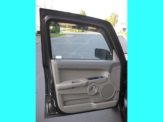 2006 Jeep Commander Sport/4WD/Leather/Moonroof/3RD Seat   - Photo 17 - Portland, OR 97217