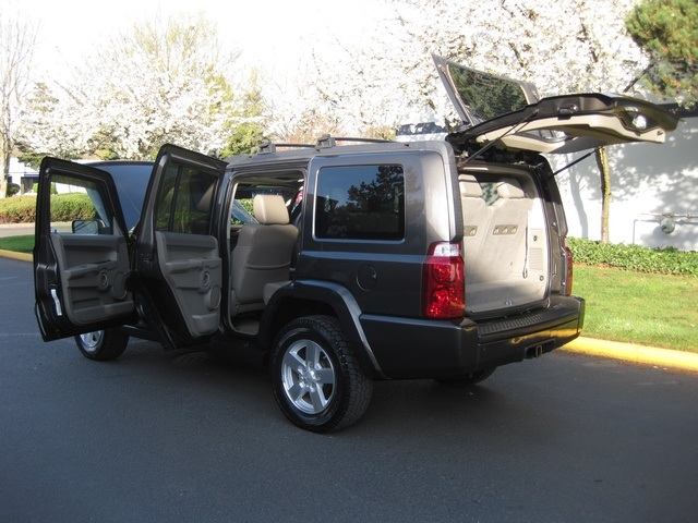 2006 Jeep Commander Sport/4WD/Leather/Moonroof/3RD Seat   - Photo 10 - Portland, OR 97217