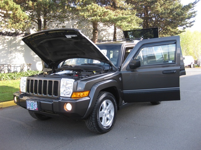 2006 Jeep Commander Sport/4WD/Leather/Moonroof/3RD Seat   - Photo 8 - Portland, OR 97217