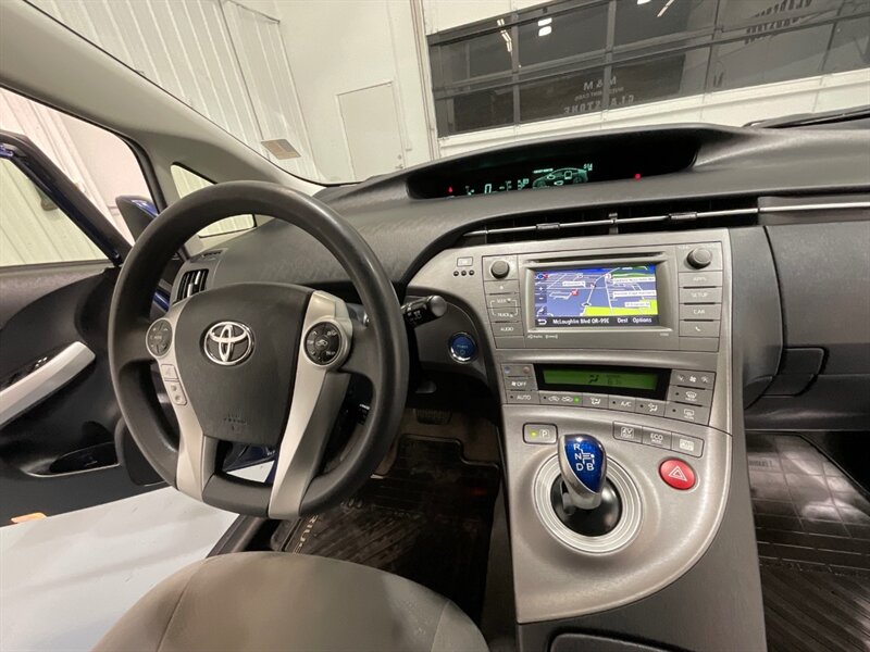 2012 Toyota Prius Three Hatchback /Hybrid /1-OWNER / NAVIGATION  / Backup Camera - Photo 16 - Gladstone, OR 97027