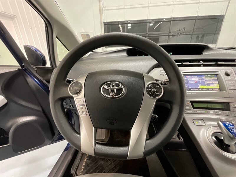 2012 Toyota Prius Three Hatchback /Hybrid /1-OWNER / NAVIGATION  / Backup Camera - Photo 20 - Gladstone, OR 97027