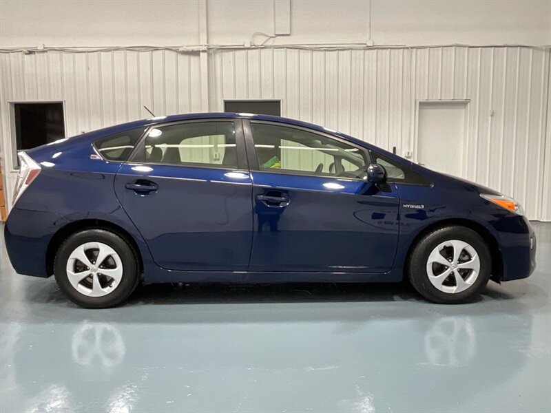 2012 Toyota Prius Three Hatchback /Hybrid /1-OWNER / NAVIGATION  / Backup Camera - Photo 4 - Gladstone, OR 97027