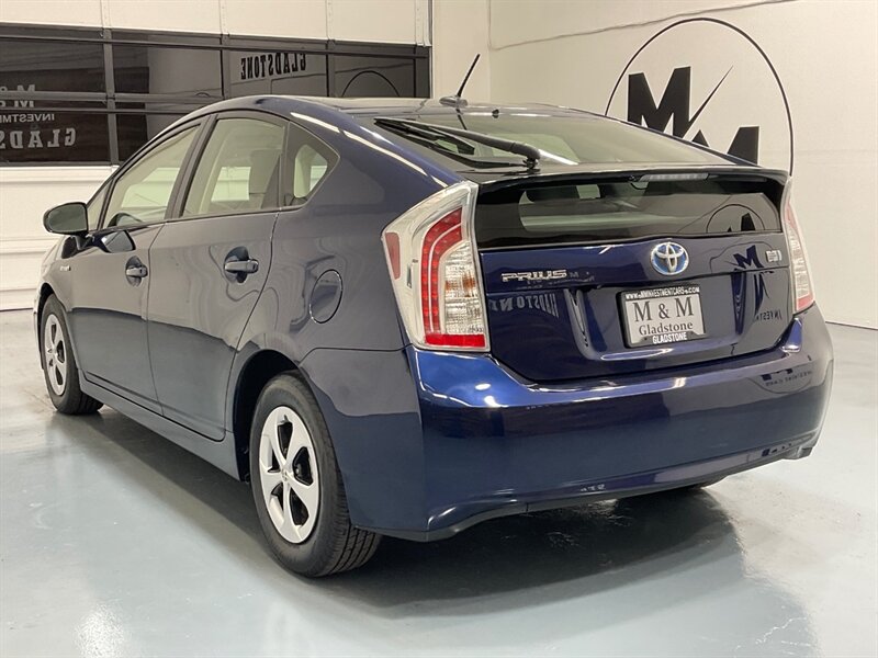 2012 Toyota Prius Three Hatchback /Hybrid /1-OWNER / NAVIGATION  / Backup Camera - Photo 8 - Gladstone, OR 97027