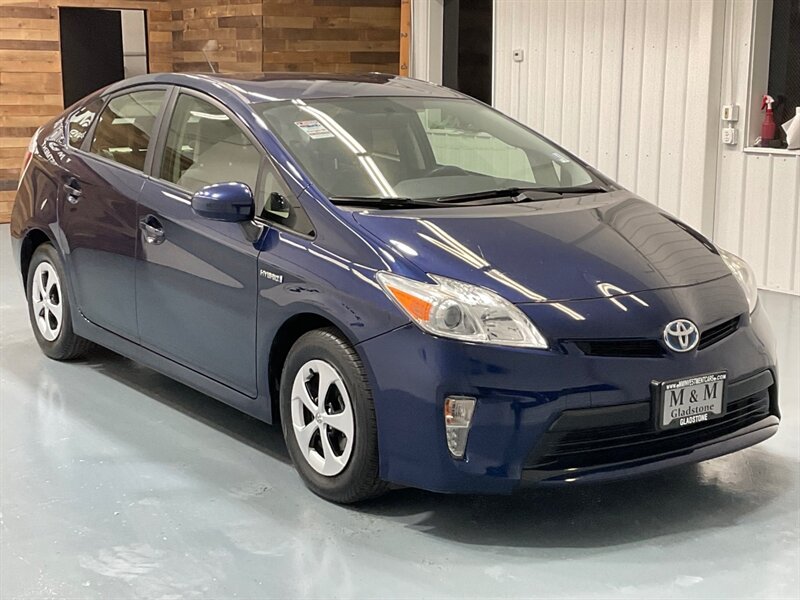 2012 Toyota Prius Three Hatchback /Hybrid /1-OWNER / NAVIGATION  / Backup Camera - Photo 2 - Gladstone, OR 97027