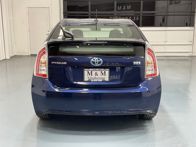 2012 Toyota Prius Three Hatchback /Hybrid /1-OWNER / NAVIGATION  / Backup Camera - Photo 6 - Gladstone, OR 97027