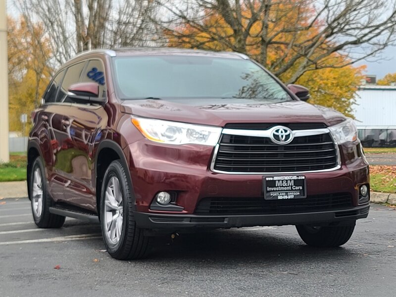 2015 Toyota Highlander XLE AWD / 8-SEATER / 1-OWNER / LOADED  / SUN ROOF / LEATHER / CAM / NAVi / ALL WHEEL DRIVE - Photo 2 - Portland, OR 97217