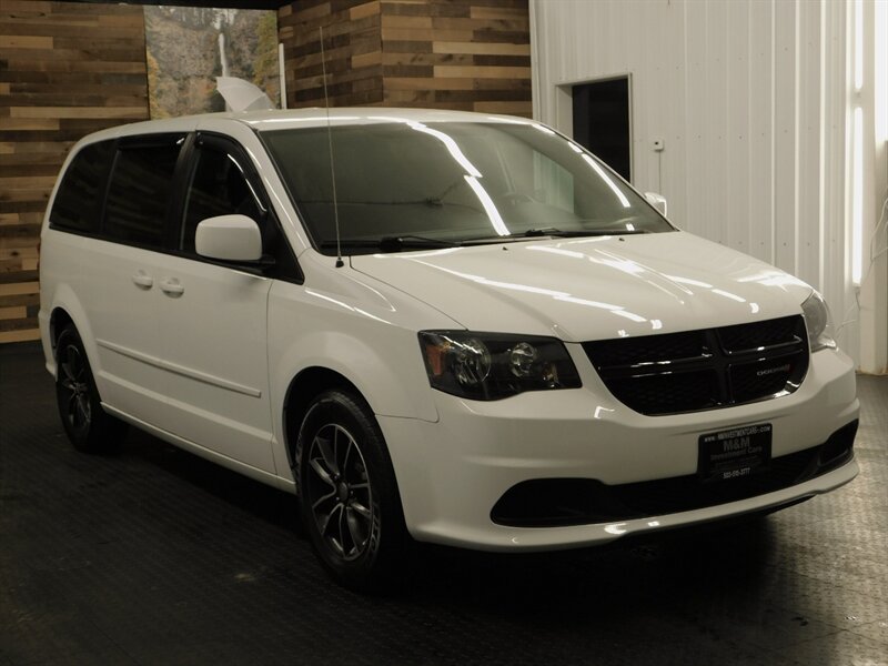 2017 Dodge Grand Caravan SE Plus MiniVan STOW   - Photo 2 - Gladstone, OR 97027