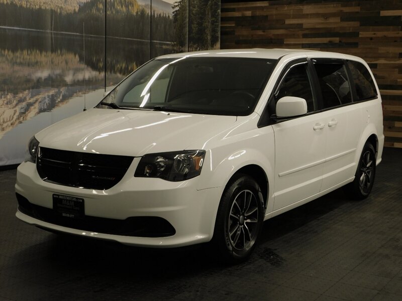 2017 Dodge Grand Caravan SE Plus MiniVan STOW   - Photo 1 - Gladstone, OR 97027