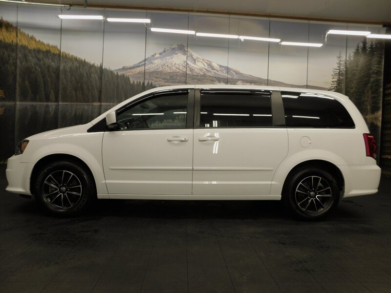 2017 Dodge Grand Caravan SE Plus MiniVan STOW   - Photo 3 - Gladstone, OR 97027