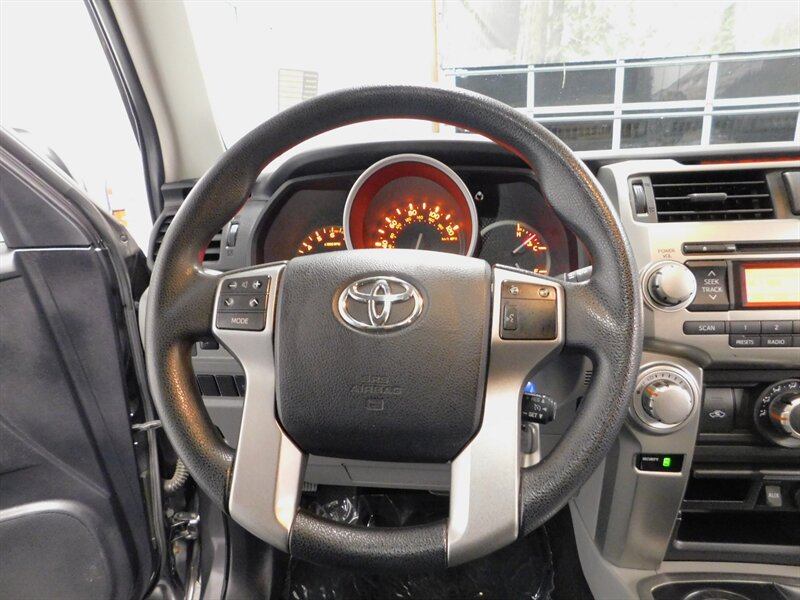 2011 Toyota 4Runner SR5 4X4 / 1-OWNER /   - Photo 30 - Gladstone, OR 97027