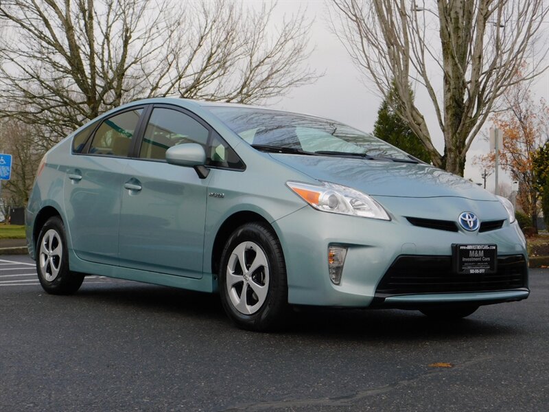 2015 Toyota Prius Two Hatchback Hybrid / Backup Camera / 38,000 MILE   - Photo 2 - Portland, OR 97217