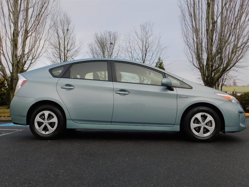 2015 Toyota Prius Two Hatchback Hybrid / Backup Camera / 38,000 MILE   - Photo 4 - Portland, OR 97217