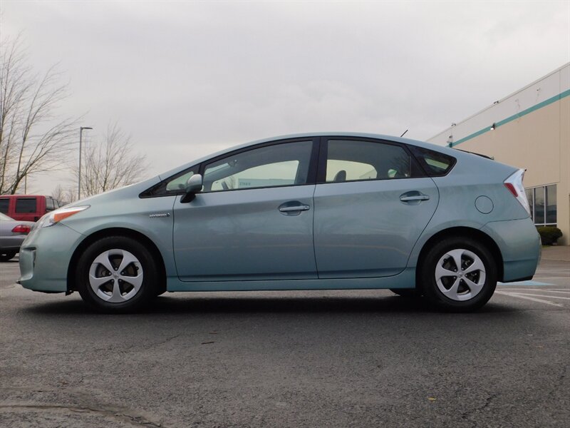 2015 Toyota Prius Two Hatchback Hybrid / Backup Camera / 38,000 MILE   - Photo 3 - Portland, OR 97217