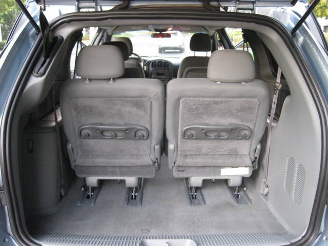 2004 Dodge Grand Caravan SXT Minivan / Bucket Seats/ Power Doors / Loaded   - Photo 28 - Portland, OR 97217