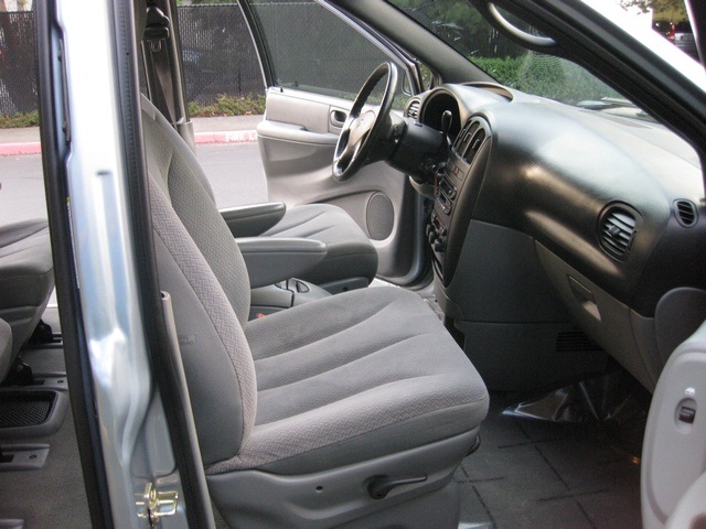 2004 Dodge Grand Caravan SXT Minivan / Bucket Seats/ Power Doors / Loaded   - Photo 24 - Portland, OR 97217