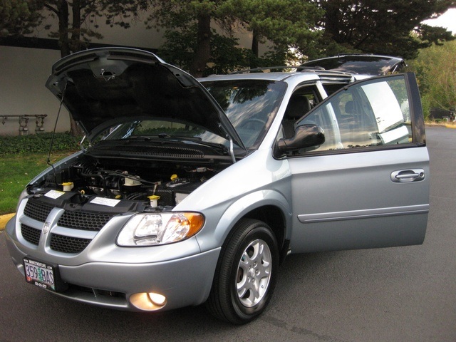 2004 Dodge Grand Caravan SXT Minivan / Bucket Seats/ Power Doors / Loaded   - Photo 9 - Portland, OR 97217