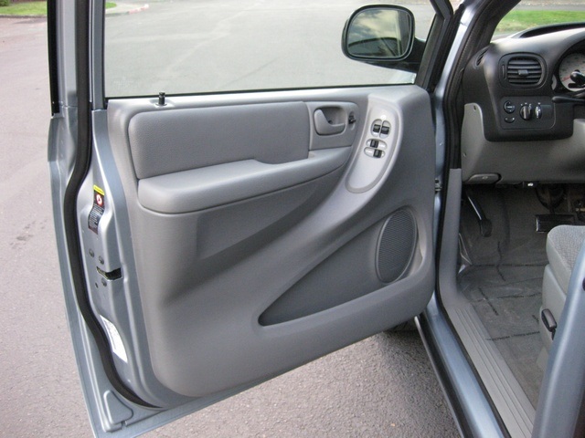 2004 Dodge Grand Caravan SXT Minivan / Bucket Seats/ Power Doors / Loaded   - Photo 18 - Portland, OR 97217