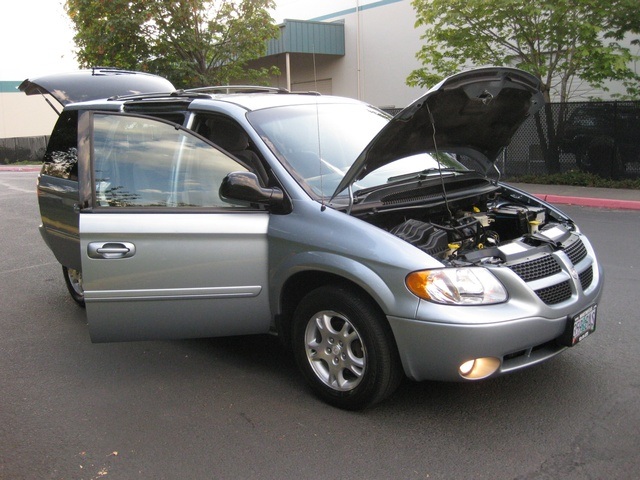 2004 Dodge Grand Caravan SXT Minivan / Bucket Seats/ Power Doors / Loaded   - Photo 15 - Portland, OR 97217