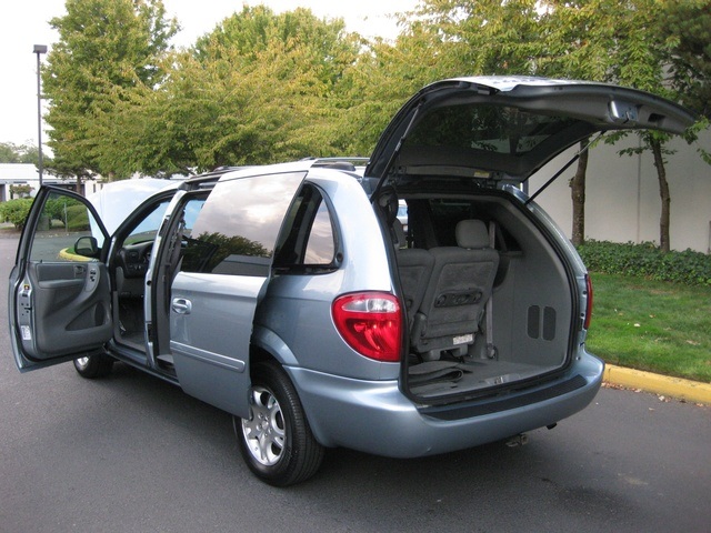 2004 Dodge Grand Caravan SXT Minivan / Bucket Seats/ Power Doors / Loaded   - Photo 11 - Portland, OR 97217