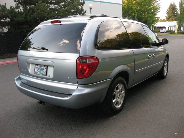 2004 Dodge Grand Caravan SXT Minivan / Bucket Seats/ Power Doors / Loaded   - Photo 6 - Portland, OR 97217