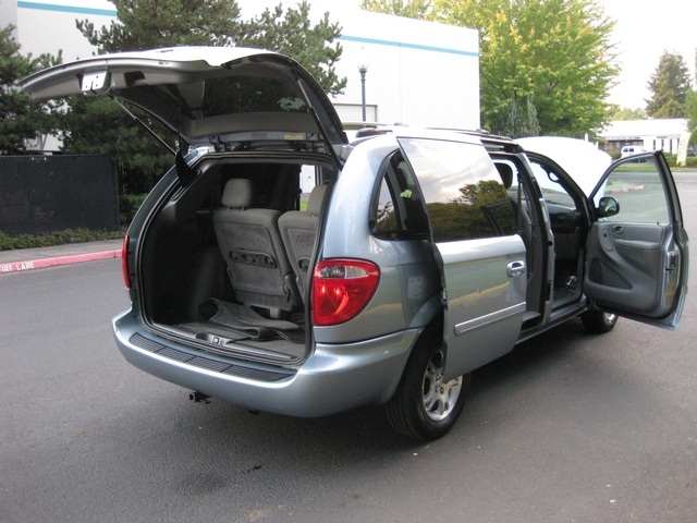 2004 Dodge Grand Caravan SXT Minivan / Bucket Seats/ Power Doors / Loaded   - Photo 13 - Portland, OR 97217