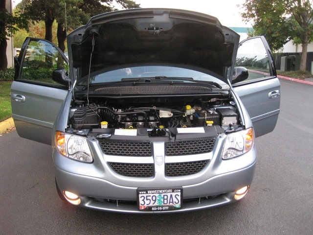 2004 Dodge Grand Caravan SXT Minivan / Bucket Seats/ Power Doors / Loaded   - Photo 16 - Portland, OR 97217