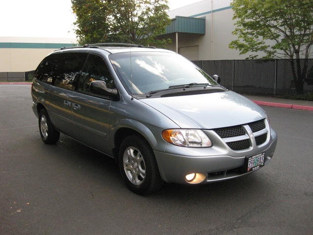 2004 Dodge Grand Caravan SXT Minivan / Bucket Seats/ Power Doors / Loaded   - Photo 8 - Portland, OR 97217