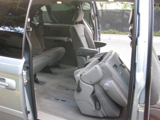 2004 Dodge Grand Caravan SXT Minivan / Bucket Seats/ Power Doors / Loaded   - Photo 26 - Portland, OR 97217