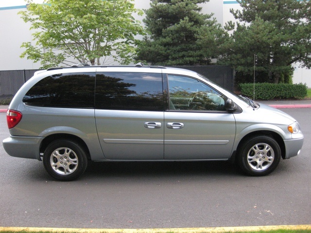 2004 Dodge Grand Caravan SXT Minivan / Bucket Seats/ Power Doors / Loaded   - Photo 7 - Portland, OR 97217