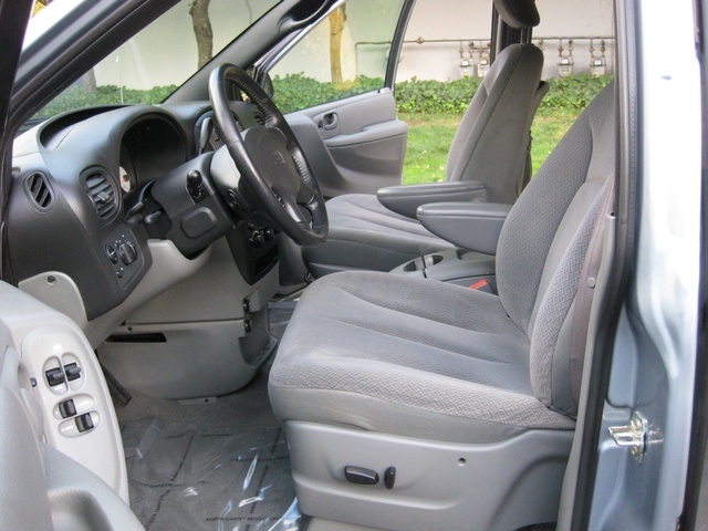 2004 Dodge Grand Caravan SXT Minivan / Bucket Seats/ Power Doors / Loaded   - Photo 20 - Portland, OR 97217