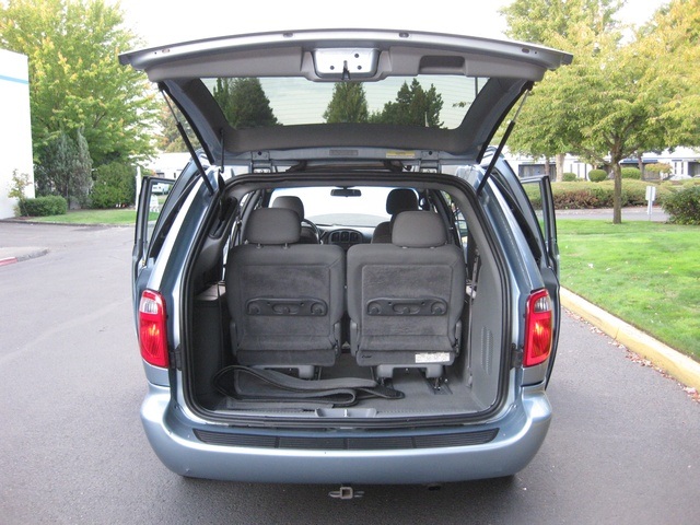 2004 Dodge Grand Caravan SXT Minivan / Bucket Seats/ Power Doors / Loaded   - Photo 12 - Portland, OR 97217