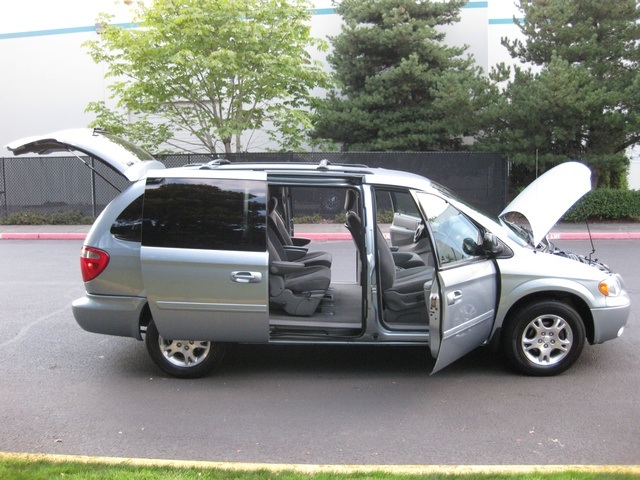 2004 Dodge Grand Caravan SXT Minivan / Bucket Seats/ Power Doors / Loaded   - Photo 14 - Portland, OR 97217