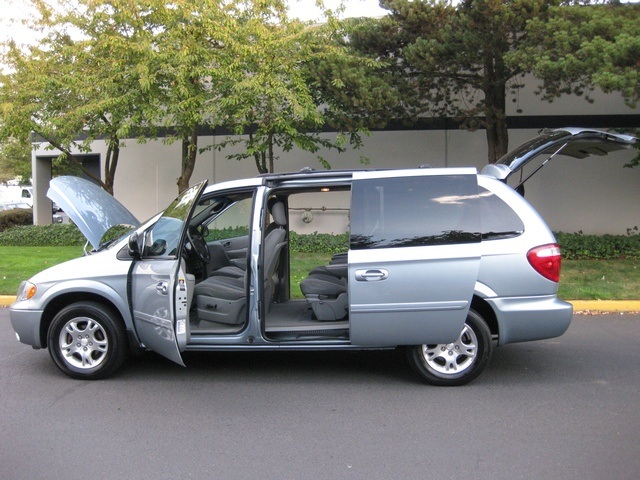 2004 Dodge Grand Caravan SXT Minivan / Bucket Seats/ Power Doors / Loaded   - Photo 10 - Portland, OR 97217