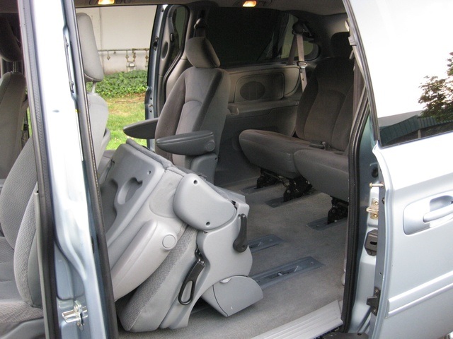 2004 Dodge Grand Caravan SXT Minivan / Bucket Seats/ Power Doors / Loaded   - Photo 23 - Portland, OR 97217