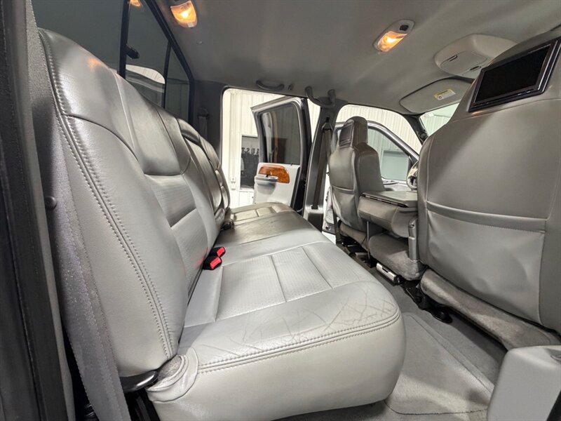 2002 Ford F-350 Lariat 4X4 7.3L DIESEL / Crew Cab / NEW 35 " TIRES / LONG BED / LOCAL RUST FREE - Photo 13 - Gladstone, OR 97027
