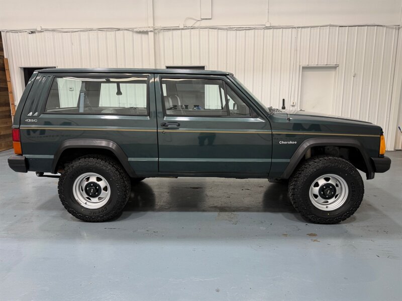 1993 Jeep Cherokee XJ Sport 2DR 4Cyl LIFTED 5-Spd Man. LOW MILES /NEW TIRES / LOCAL SUV - Photo 4 - Gladstone, OR 97027