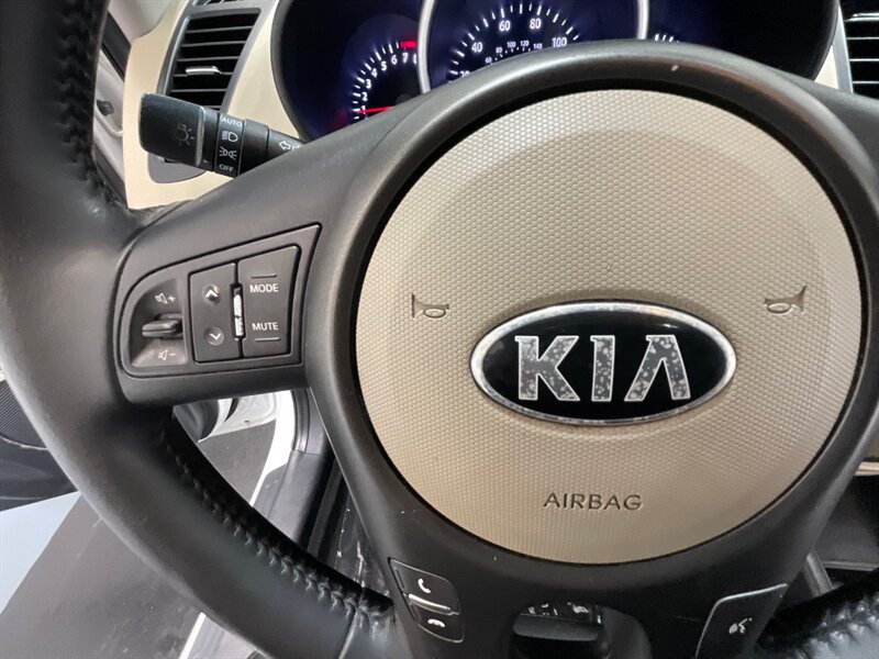 2013 Kia Soul ! Sport Utility / Navigation / Camera / Sunroof  / leather - Photo 41 - Gladstone, OR 97027