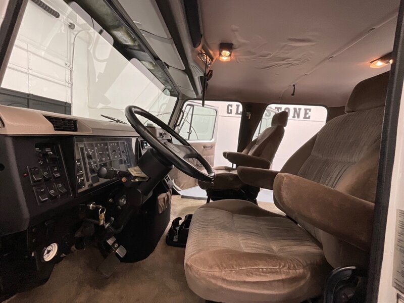 2001 International 4700 Crew Cab International DUALLY / 8.7L DIESEL - Photo 11 - Gladstone, OR 97027